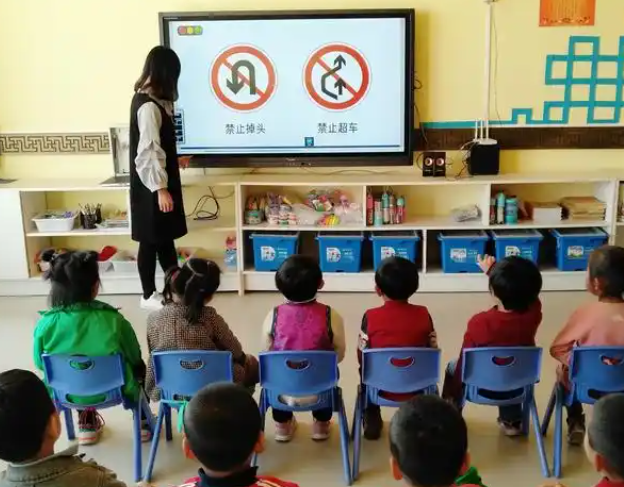 安全优质为双翼构建掩盖城乡布局合理的学前教育公共服务体系