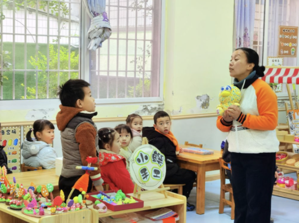 学着大人的模样幼嫩的声音里充满了卖家小摊主们自傲和期待