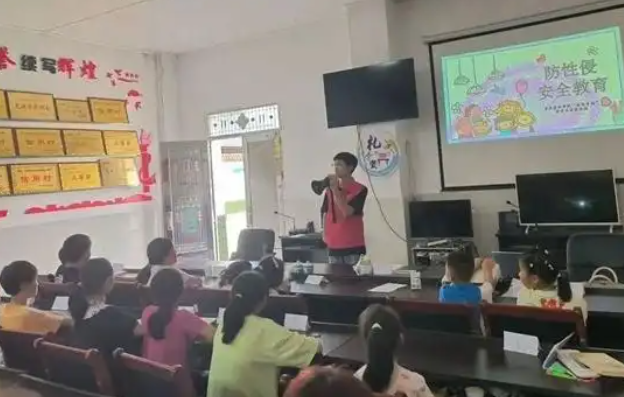 以课堂讲解相结合的形式不断提升小朋友的安全意识和应变能力 以课堂讲解相结合的形式不断提升小朋友的安全意识和应变能力