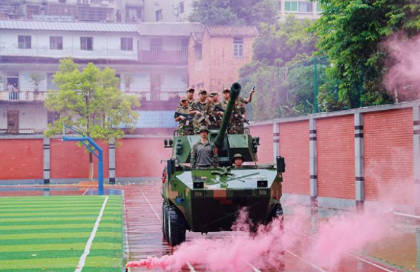 执旗进场全场肃立行礼凝视国旗肃穆氛围深深感染每一位师生