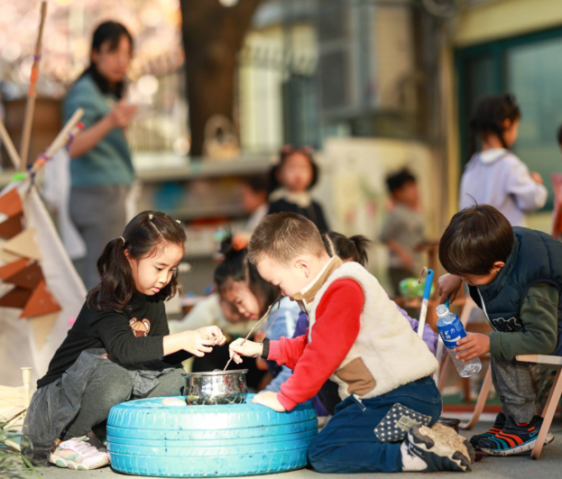 孩子们脱下鞋袜用小手摆整齐欢快地扑向老师的怀抱 孩子们脱下鞋袜用小手摆整齐欢快地扑向老师的怀抱